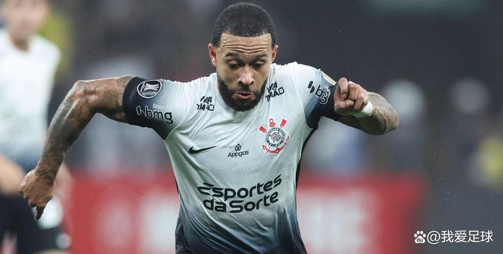 心态超好😂科林蒂安0-1落后，德佩在替补席开怀大笑与队友闲谈