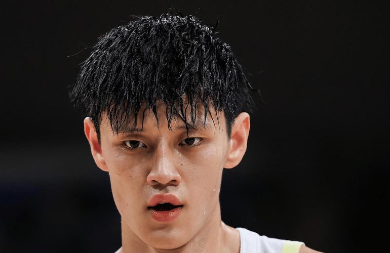 马健谈曾凡博被裁：NBA环境是很残酷的 小曾有流量还是很幸运的