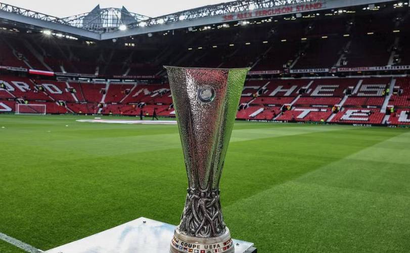 亚特兰大庆祝俱乐部成立118周年,制作欧联杯奖杯的大理石雕像