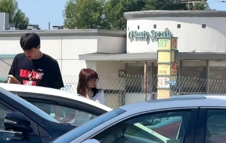 小杨在替补席落泪了!杨瀚森女友晒驾车照打趣:接小哭包咯