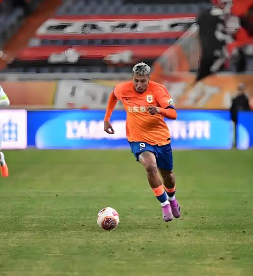 记者：泰山中场缺乏真正的传球手，禁区内的终结也并不理想