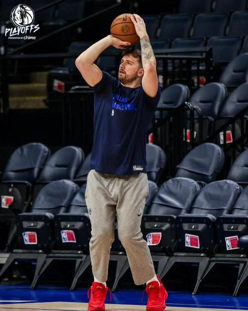 不讲道理啊！东契奇三分线外三米远加长三分直接命中