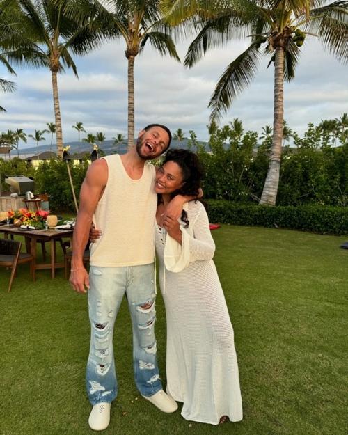 浪漫满屏！库嫂阿耶莎晒出夫妻二人甜蜜约会照：爱在昼日