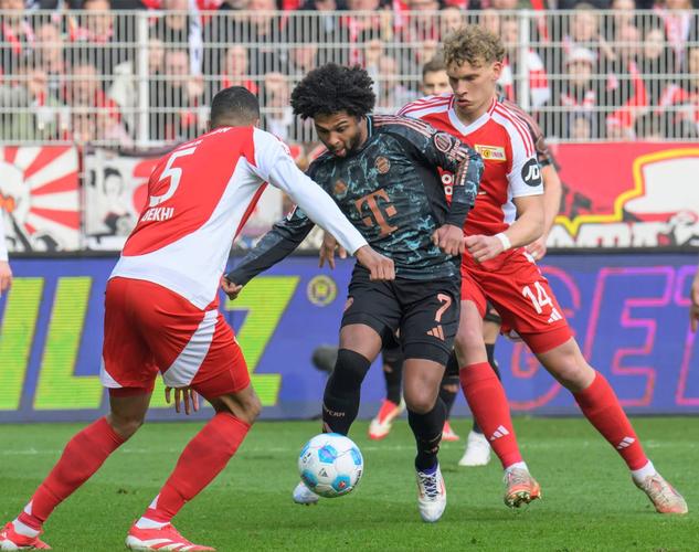 拜仁2-1多特数据:射门15-8,射正7-1,得分机会4-2,角球4-3