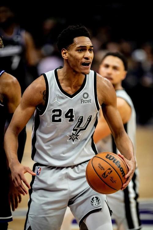 瓦塞尔8中4得到10分3篮板4助攻 正负值+25全场最高!