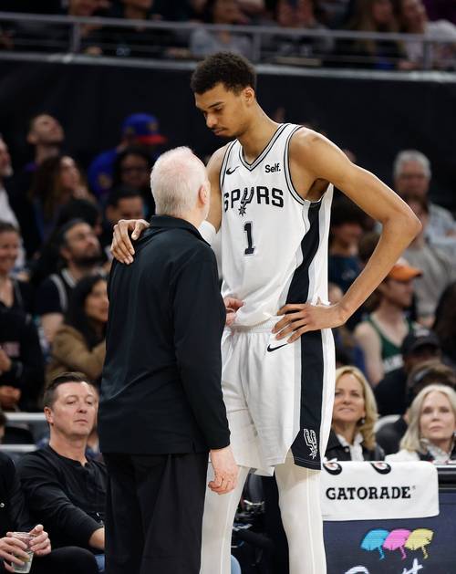 真成控卫了？文班亚马首节4失误&皆被断球打反击 拿到7分4板2助