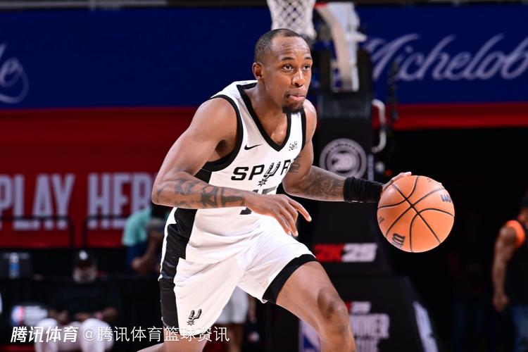 场均7.4分2.4板1.5助！雄鹿官方：与后卫AJ-格林达成多年续约协议