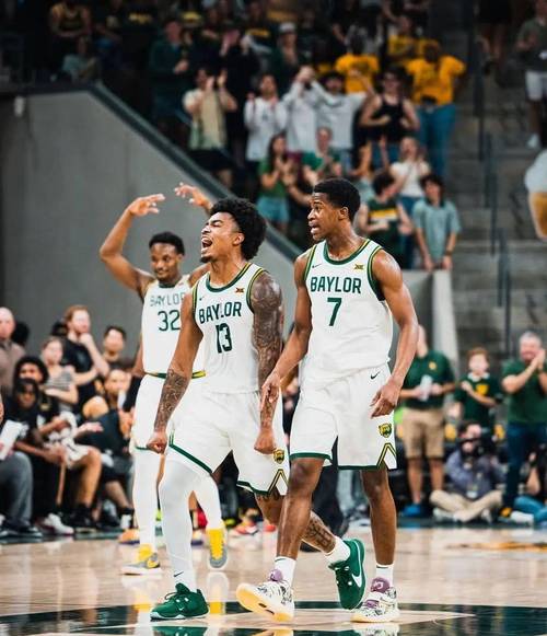 美记:埃奇库姆费城主场首秀真是精彩绝伦 他下场时球迷热烈鼓掌