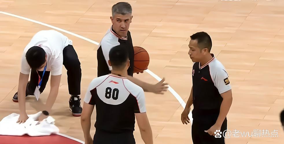 孔萨禁区内防守时有手球嫌疑，裁判表示其双手紧贴身体没有犯规