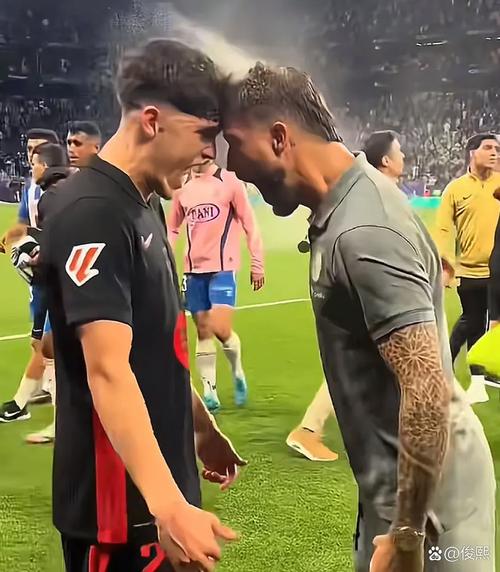 激情！战胜尤文后小法冲入球员堆庆祝，向看台“农夫三拳”谢场