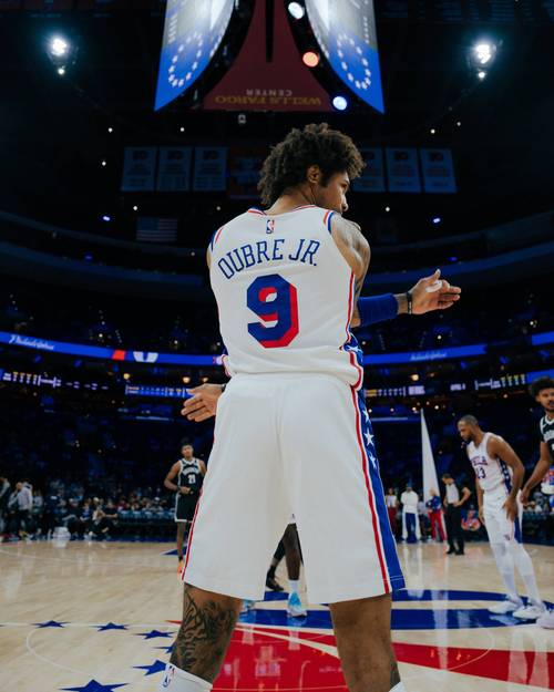 季前赛三分命中率45.5%！Scotto：篮网后卫泰瑞斯-马丁成功留队