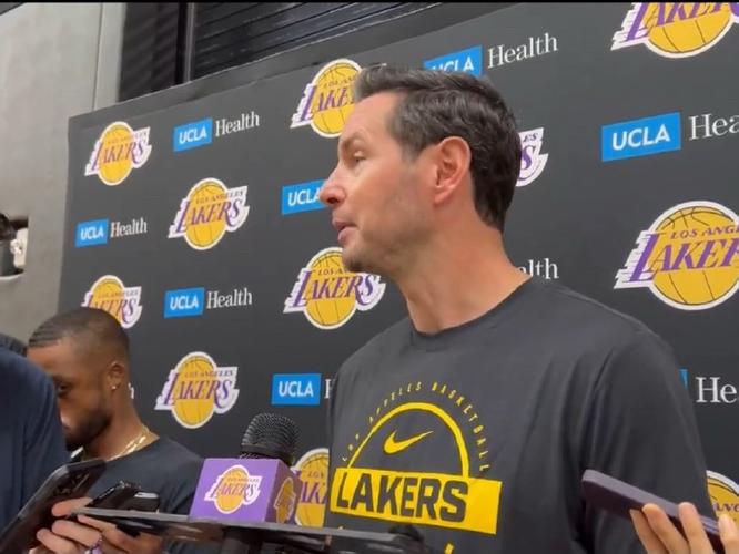 詹姆斯现身湖人训练场！雷迪克：暂无更新 目前只是个人训练