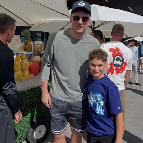 嫂子知道不？詹姆斯参加球队户外活动与三位美女合影还俏皮吐舌