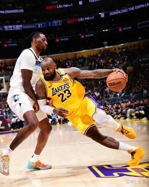 詹姆斯:双塔阵容在我们联盟中不多见了 火箭雄鹿骑士可以打双塔