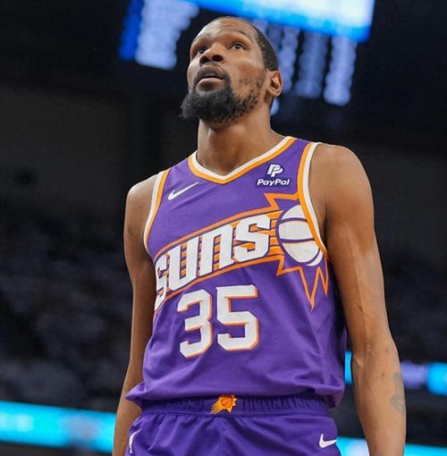 迎火箭常规赛首秀&战旧主雷霆！杜兰特格子上衣+鸭舌帽帅气到场