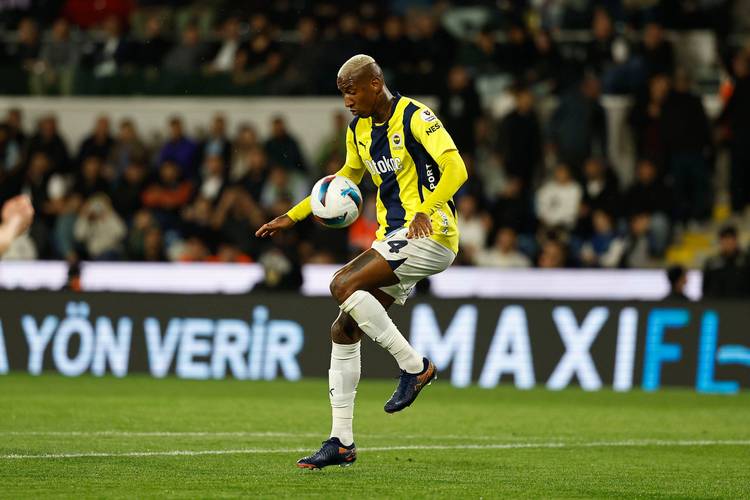 ESPN：塔利斯卡对穆帅离任感到失望，想离开费内巴切返回巴西踢球