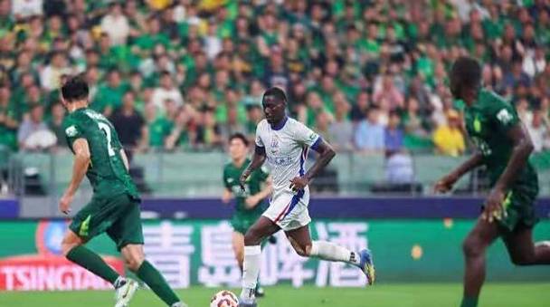 伤退！阿苏埃无法坚持被担架抬出场，米内罗时隔4个月再度登场