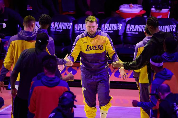 除了东契奇都是灾难！湖人揭幕战球员评分 新援艾顿仅获D级