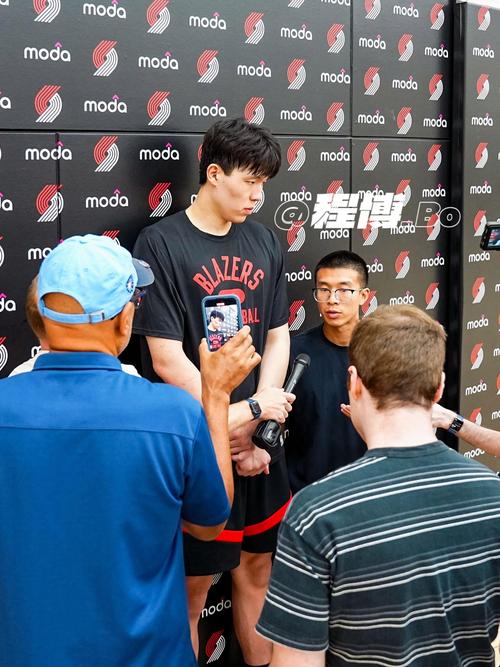 开拓者官方分享训练花絮：杨瀚森双手暴扣 罚球训练后搞怪互动