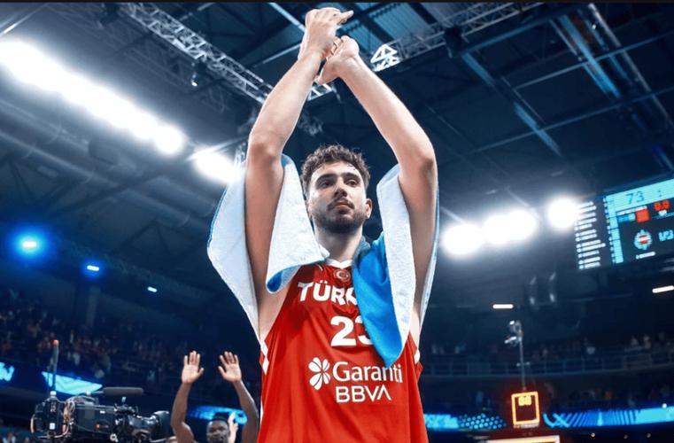 考辛斯:申京现在是联盟前三内线 但火箭还是缺控卫&得把球给KD