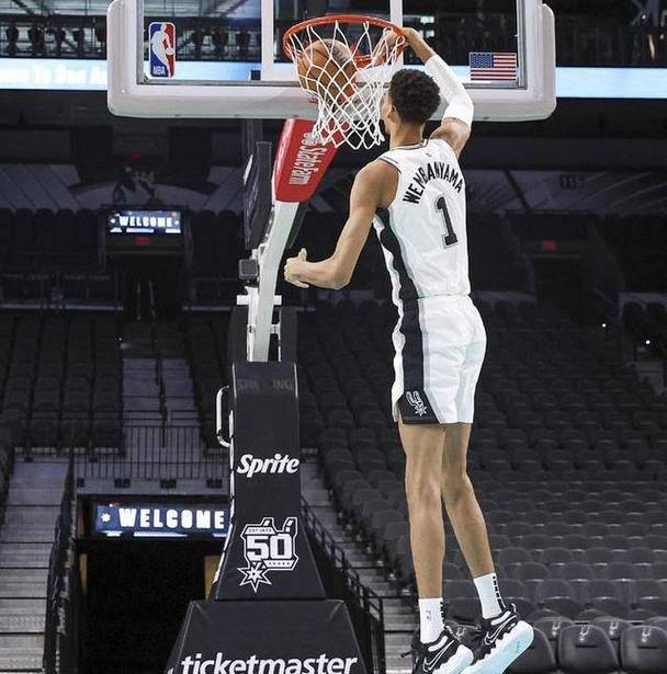 文班亚马:我能在对抗后后仰跳投 但传给空位的队友是更好的选择