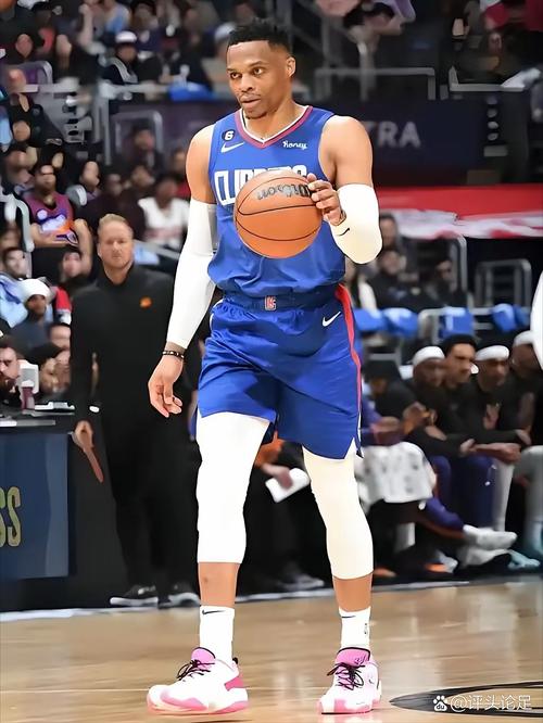 布克:我非常喜欢马威 他充满活力具备优秀内线的一切特质