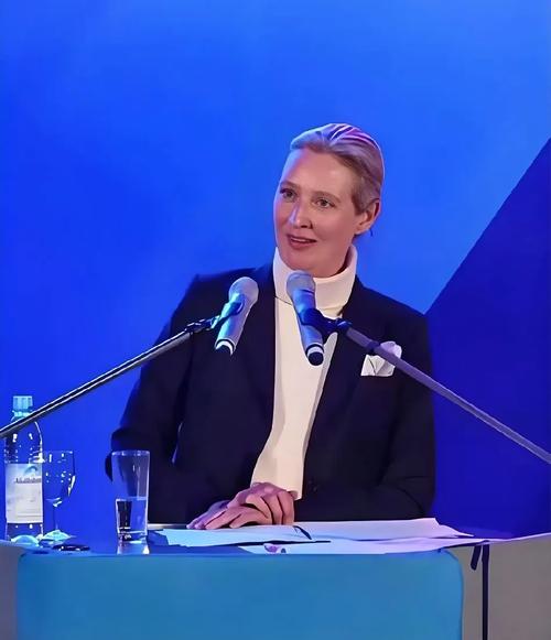 记者:多特高层与经纪人门德斯会面,对续约阿德耶米感到乐观