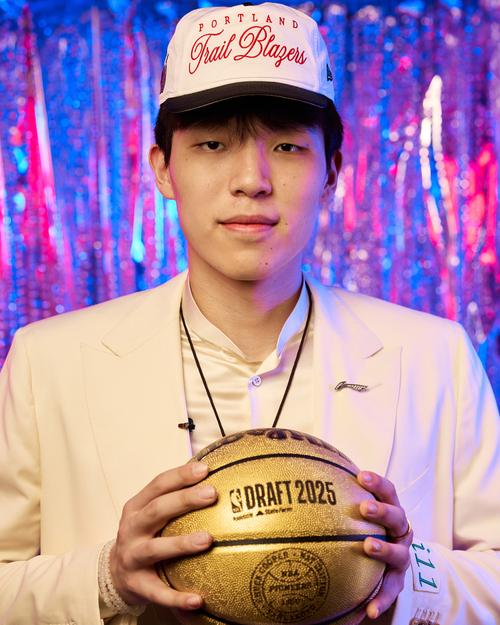 媒体人：比卢普斯拿中锋当纯蓝领用 换教练后杨瀚森拥有新的机会