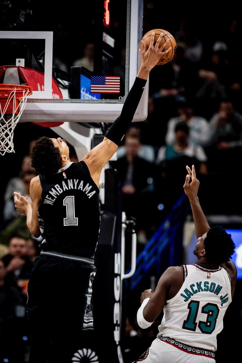 小卡谈失利:我们需要更多地冲击篮下得分 半场防守也应该提升