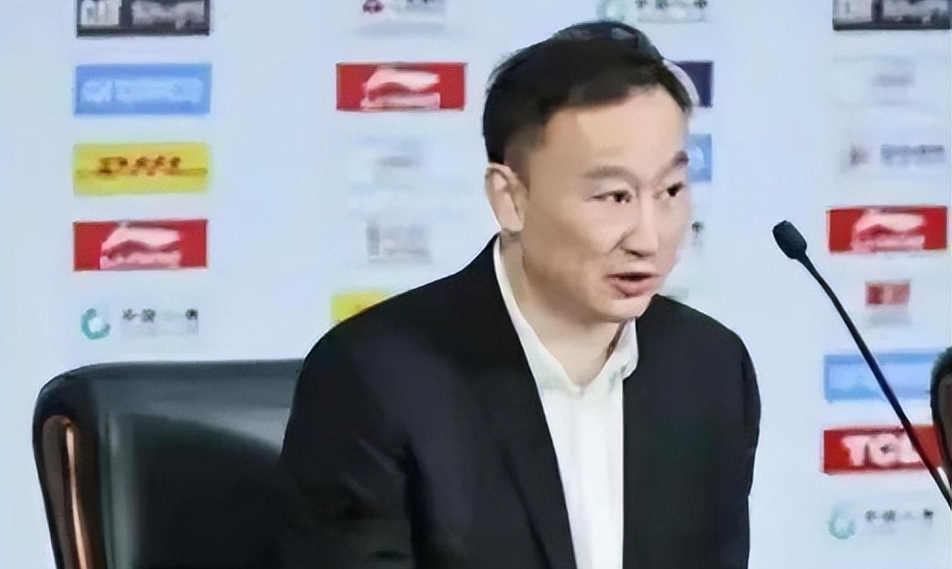 刘维伟：受俱乐部领导重托给杨瀚森带了件特殊礼物——手写笔记本