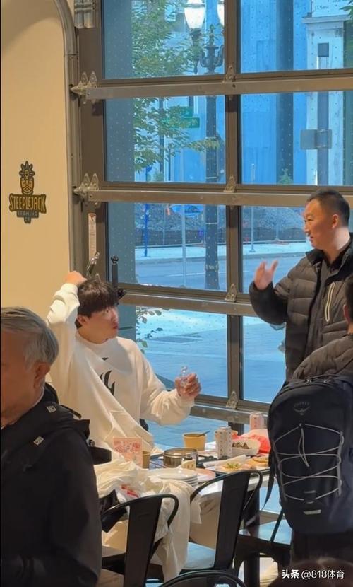 他乡遇恩师~小吧现场直击：刘维伟来到现场 和杨瀚森开心热聊