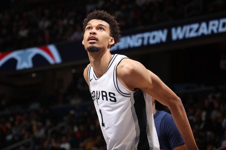 美记：我见过很多优秀球员但文班太罕见 他表现得让浓眉像G联盟的