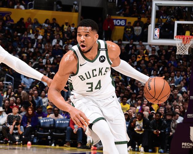 无敌！字母哥上半场两分球6中6砍下13分7篮板3助攻 正负值+14