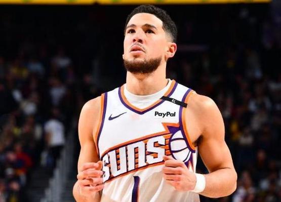 苦苦支撑!布克上半场12中5得14分5板 罚球7中4