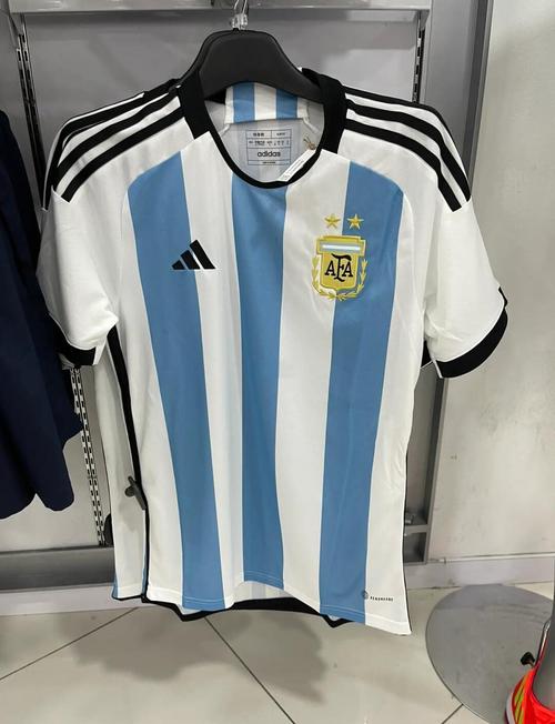 阿迪达斯谢幕之作！德国队世界杯球衣谍照：黑红黄三色V形图案