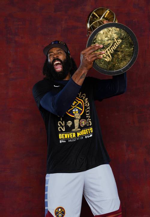 掘金官推晒图致谢小乔丹：场上场下都是冠军 谢谢你！DJ🏆