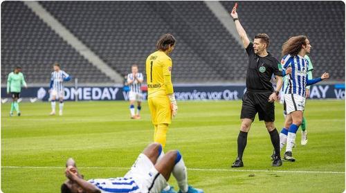 门兴后卫卡斯特罗：出示红牌的判罚是正确的，好在没造成太大伤害