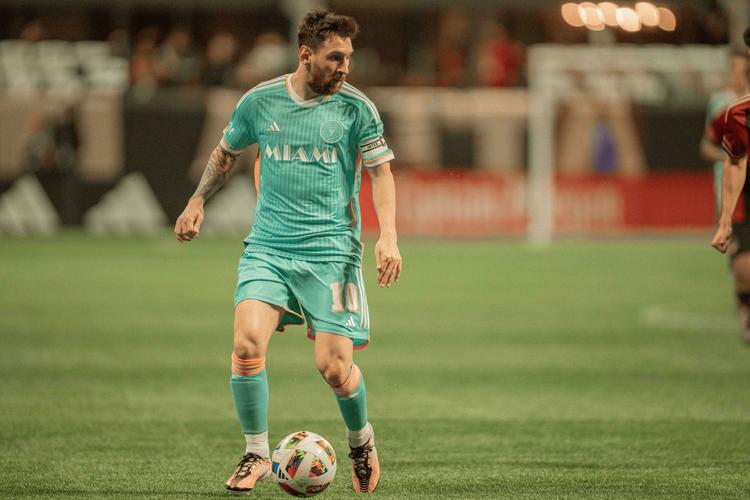 轻轻松松再下一城！梅西策动阿连德破门，迈阿密2-0领先纳什维尔