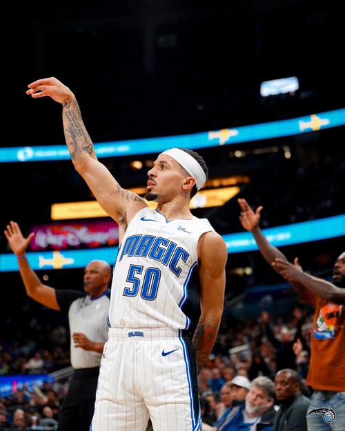 科尔-安东尼谈字母哥:我认为他就是世界最强 他简直是一头野兽