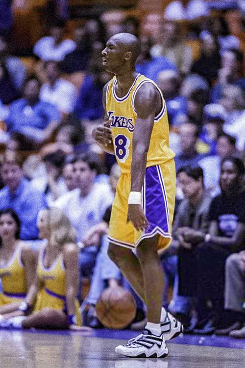 跑曼巴？潍坊马拉松惊现身穿科比球衣拍双球跑步的选手