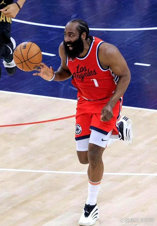 哈登赛季前三场场均21.7分10.3助攻 失误4.3次 命中率52.8%