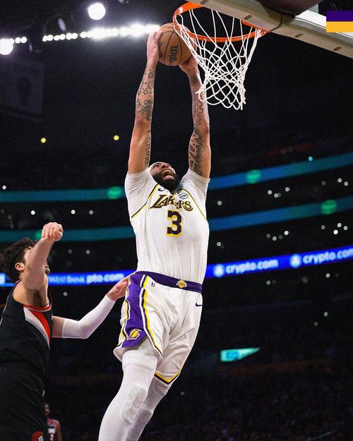 浓眉赛季前三场场均24.7分12板2.3断1.7帽 投篮命中率49.1%