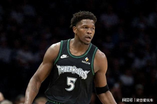 首节伤退!森林狼官方:爱德华兹右腿筋紧张本场比赛不会回归