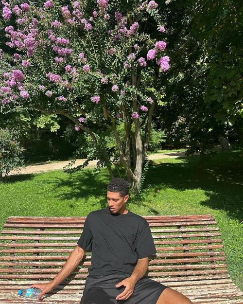 😄心情很不错！贝林厄姆晒雨天训练照：新的一天到来啦