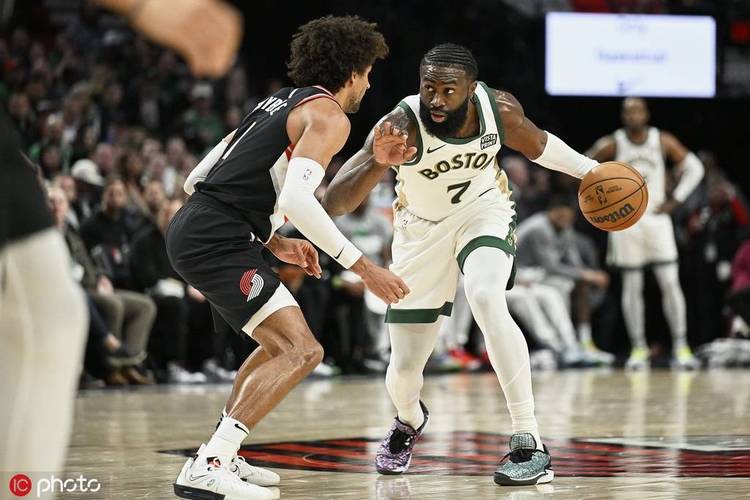 节目效果拉满😂杰伦-布朗打电话向詹姆斯询问自己该不该去植发