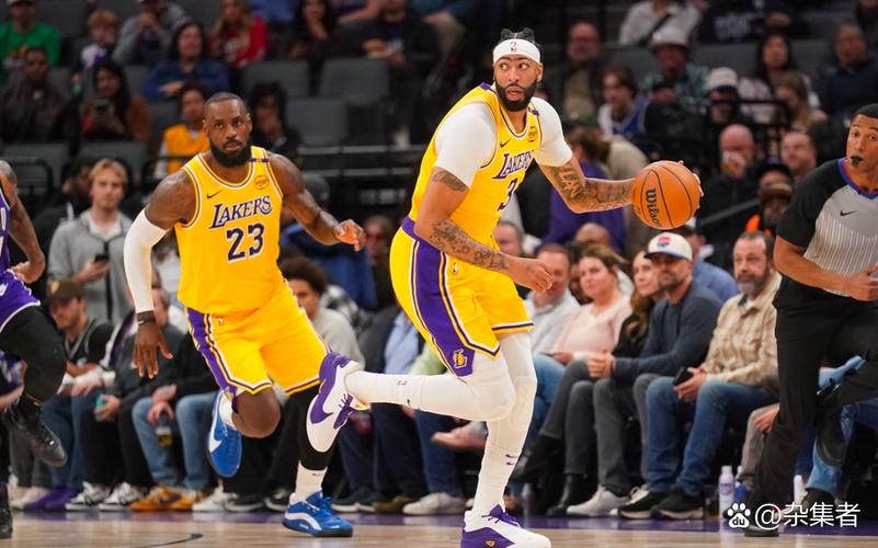 近45年3人在21岁前单场至少30分10板5助2断2帽：詹姆斯 文班 萨尔