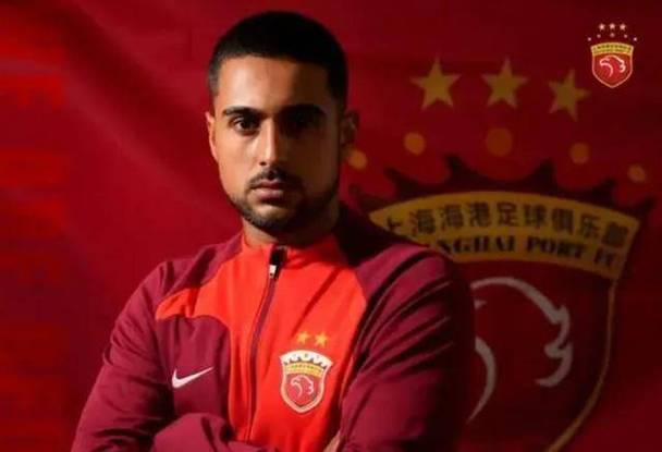 今天的官方训练开始前,上海海港为莱昂纳多和李帅举行颁奖仪式