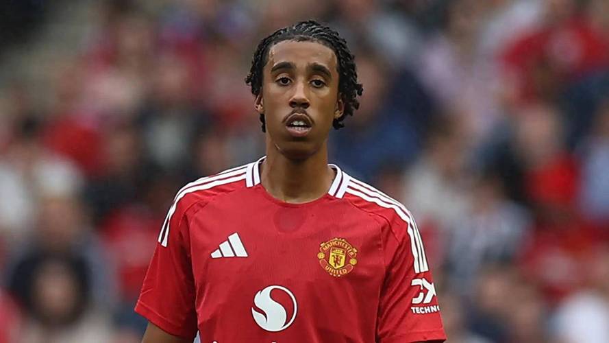 输的认罚！曼联后卫约罗训练中输掉横梁挑战，被迫穿“奇装异服”