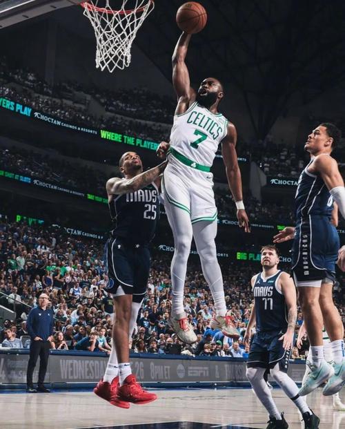 杰伦-布朗：这两场篮板球保护做得非常好 这为我们奠定了优势