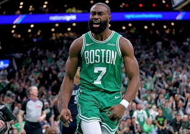 持续爆发！杰伦-布朗首节不到10分钟 8中7轰下16分&填满数据栏！